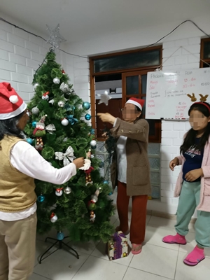 Preparativos navideños de los residentes
